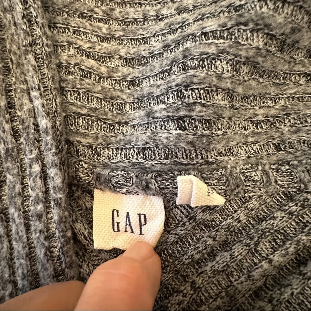 GAP women M Cozy Gray Knit Cardigan Rayon Bend